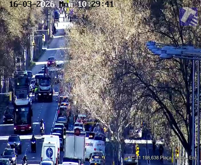 Retenciones en la C-31 a la altura de la Gran Via de Barcelona