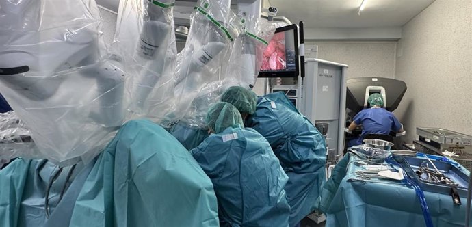 El Hospital Universitario La Luz logra extirpar lesiones endometriósicas mediante el robot Da Vinci Xi.