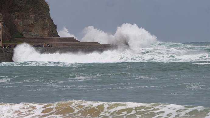 Archivo - Oleaje en la playa de Ondarreta, a 31 de enero de 2026, en San Sebastián, Guipúzcoa, País Vasco (España). El Departamento de Seguridad del Gobierno vasco activará este sábado de 06.00 a 18.00 horas una alerta naranja de riesgo para la navegación