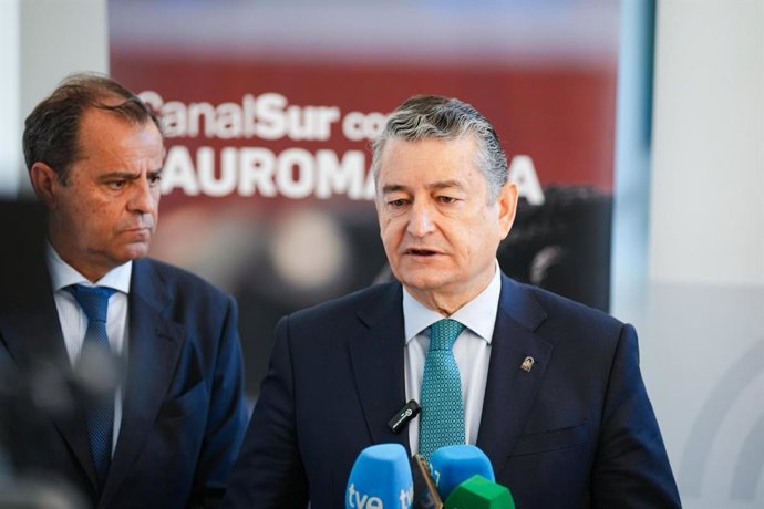 El consejero de Sanidad, Presidencia y Emergencias de la Junta de Andalucía, Antonio Sanz, en una atención a medios.