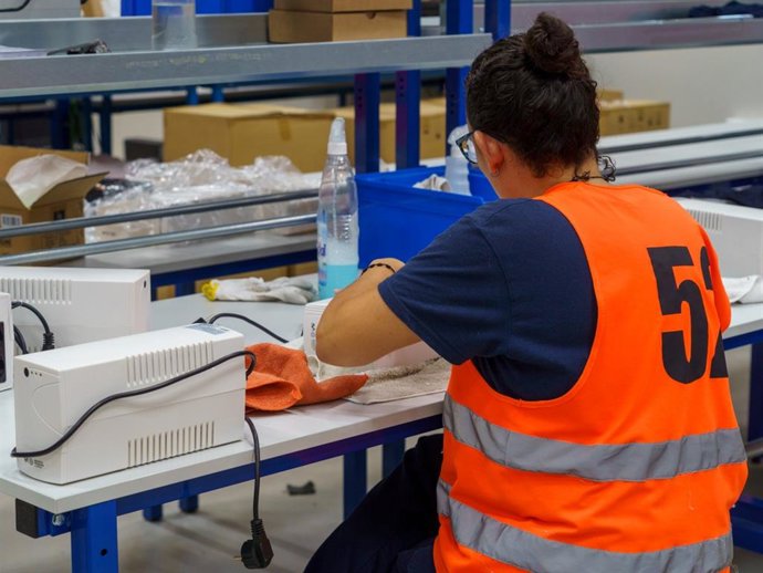 Archivo - Una persona desempeña una labor en un almacén en imagen de archivo.