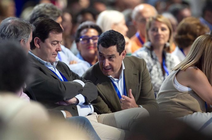 Archivo - El presidente de la Junta de Castilla y León, Alfonso Fernández Mañueco (i), y el presidente de la Junta de Andalucía, Juanma Moreno (d), en el XXI Congreso Nacional del Partido Popular, a 5 de julio de 2025, en Madrid (Foto de archivo).