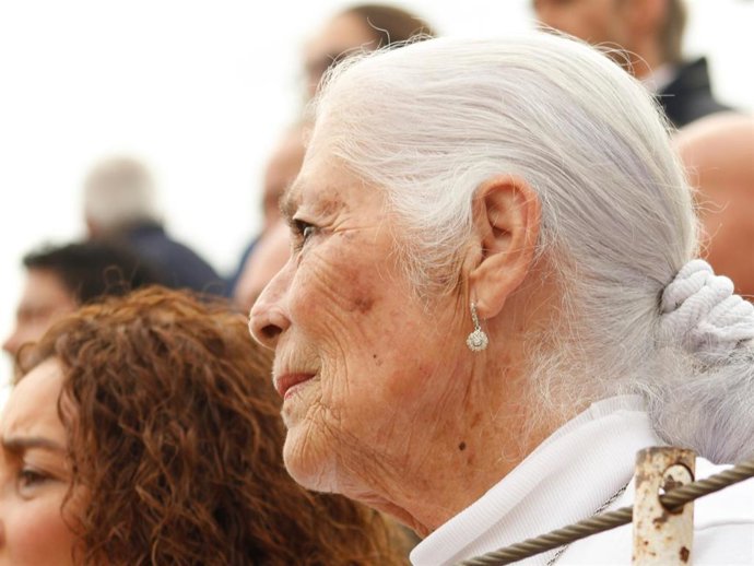 Teresa Rivera, el gran apoyo de su hijo Canales en una tarde de toros en Lora del Río
