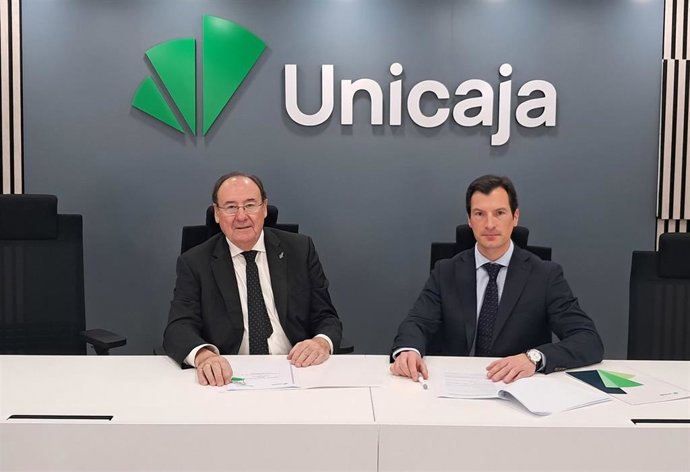 El presidente de SAECA, Pablo Pombo, y el director de Pymes, Negocios y Productos de Empresa de Unicaja, Santiago Casanova.