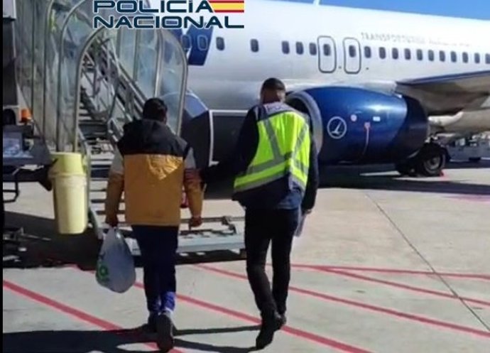 La Policía Nacional ha detenido y materializado la expulsión de un delincuente multirreincidente gracias al trabajo conjunto con los distintos juzgados donde tenía numerosas causas por robo con violencia e intmidación, daños, robos con fuerza y otros.