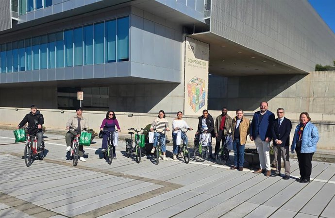 Entrega de bicicletas eléctricas en el campus de Linares.