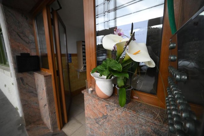 Entrada do prédio em Pedreña, onde ocorreu o assassinato por motivos de gênero, com algumas flores