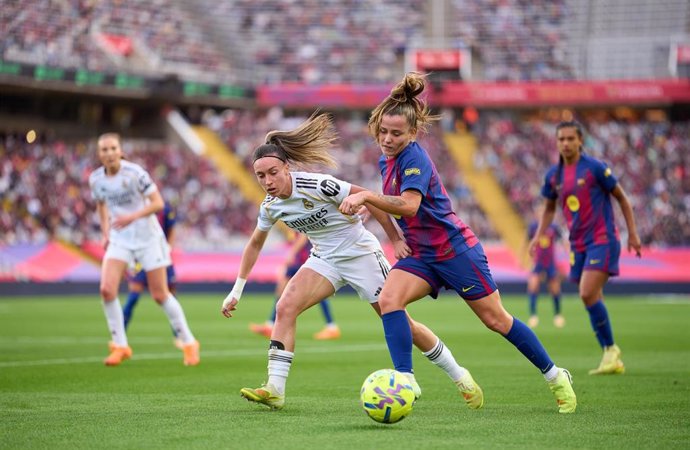 Claudia Pina y Eva Navarro pelean por un balón en el FC Barcelona-Real Madrid de la Liga F Moeve 25-26