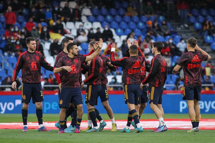 Archivo - Players of Spain came together during friendly football match played between Spain and Iceland at Riazor stadium on March 29, 2022, in La Coruna, Spain.