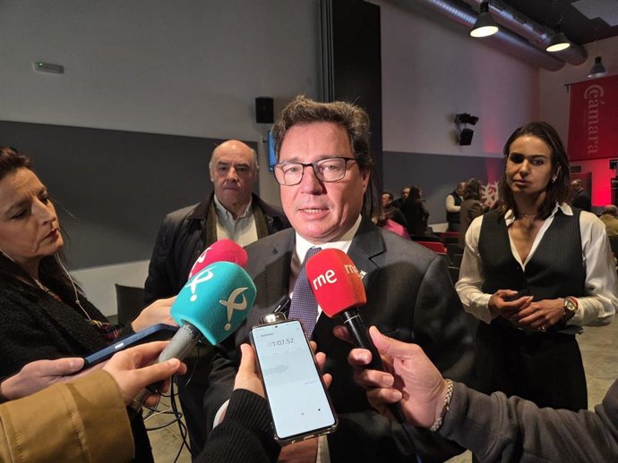 El consejero de Economía, Empleo y Transformación Digital en funciones, Guillermo Santamaría, atiende a los medios de comunicación