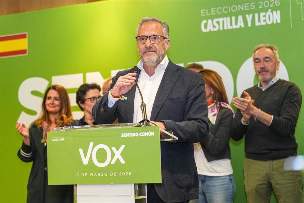 El candidato de VOX a la Presidencia de Castilla y León, Carlos Pollán, interviene tras el seguimiento de la noche electoral de VOX en Castilla y León, en el Hotel San Francisco, a 15 de marzo de 2026, en Valladolid, Castilla y León (España). 