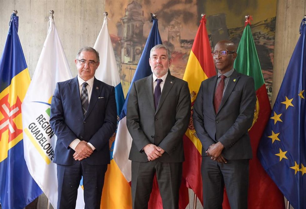 (I-D) El presidente del Gobierno de Azores, José Manuel Bolieiro; el presidente de Canarias, Fernando Clavijo, y el presidente de Guayana, Gabriel Serville, durante el foro Horizonte RUP: posicionamiento común en defensa del sector primario ante el nue
