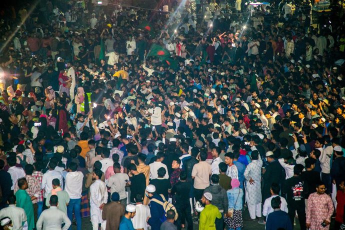 Archivo - Imagen de archivo de una protesta por la muerte del activista Osman Hadi en Bangladesh.