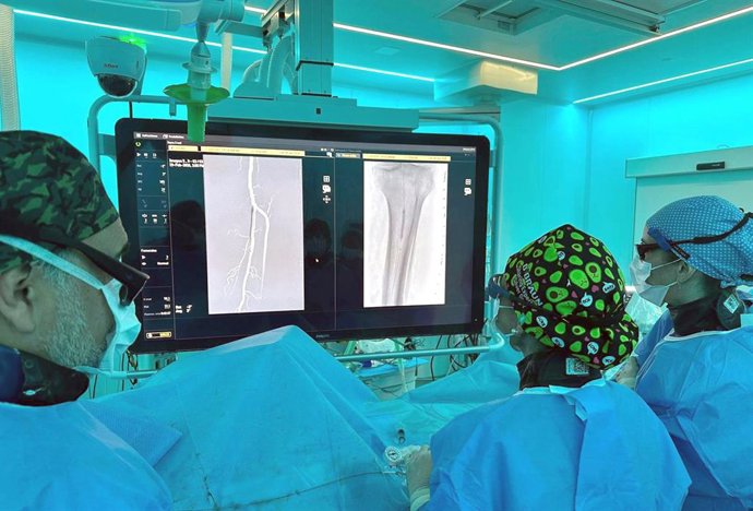 Profesionales del Servicio de Angiología y Cirugía Vascular del Trueta durante la intervención de implante del dispositivo reabsorbile en arterias distales de la pierna por debajo de la rodilla