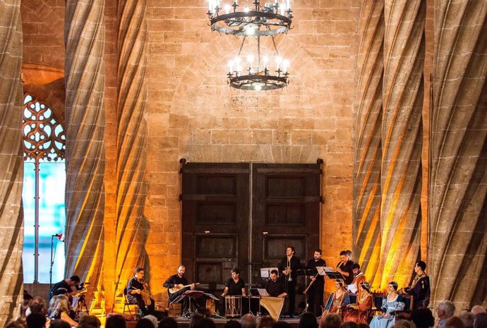 Capella de Ministrers en un concierto en la Lonja de la Seda de Valencia, Monumento Nacional desde 1931​ e inscrita en la lista de Patrimonio de la Humanidad por la UNESCO en 1996.