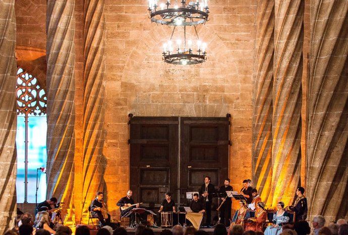 Capella de Ministrers en un concierto en la Lonja de la Seda de Valencia, Monumento Nacional desde 1931​ e inscrita en la lista de Patrimonio de la Humanidad por la UNESCO en 1996.