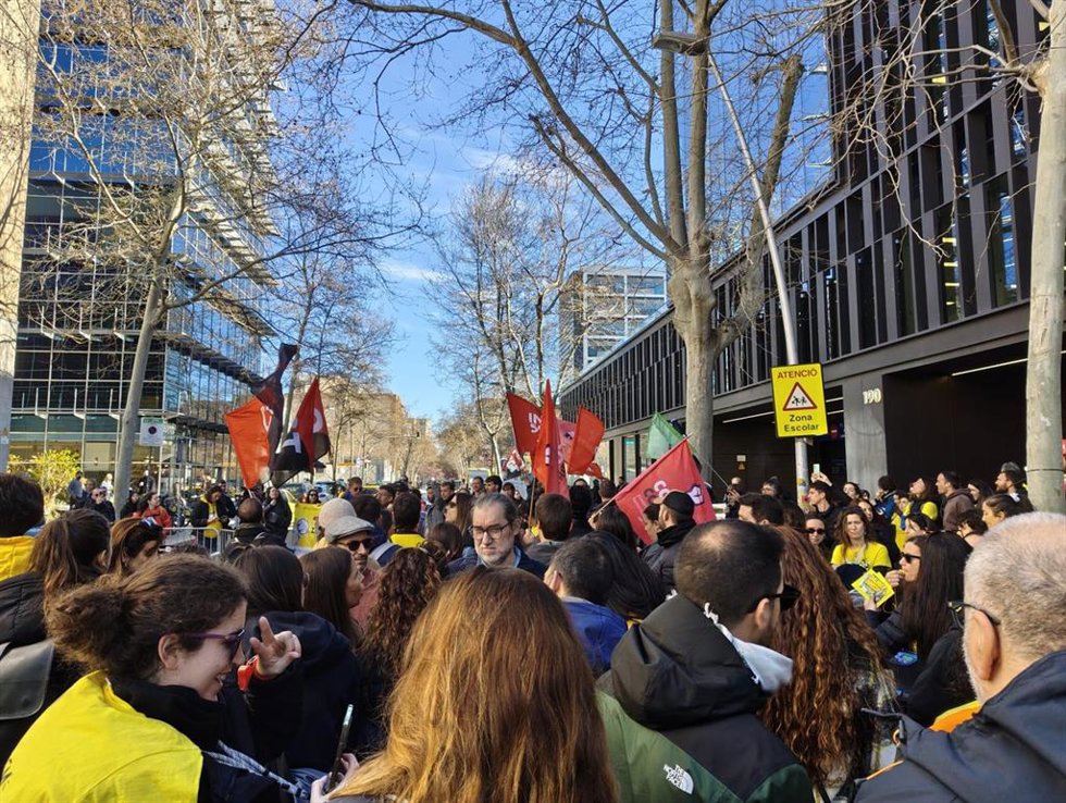 Concentración ante la sede del PSC