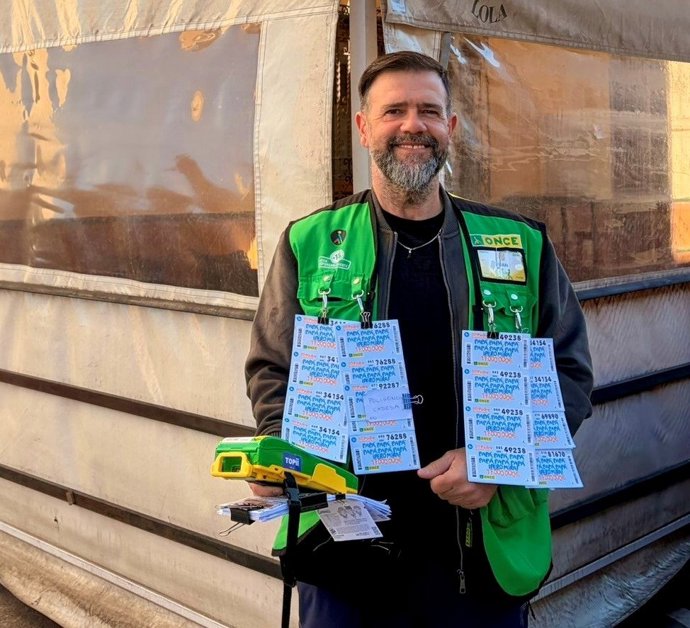Juan Antonio Portillo, vendedor de la ONCE, ha repartido en Dos Hermanas cupones premiados del 'Sueldazo' de fin de semana.