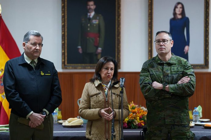 El jefe del Estado Mayor de Tierra, Amador Enseñat, la ministra de Defensa, Margarita Robles, y el Teniente Coronel Fuentes, durante la visita la Brigada ‘Guadarrama’ XII (BRI XII), en la base militar El Goloso, a 16 de marzo de 2026, en Madrid (España). 
