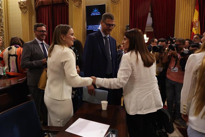 Archivo - La presidenta del Govern, Marga Prohens (i), saluda a la portavoz de VOX en el Parlament balear, Manuela Cañadas (d), en un pleno