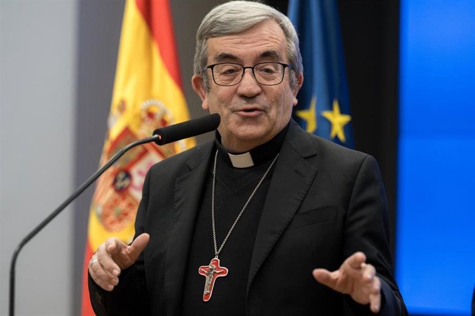 Archivo - El presidente de la Confederación Episcopal Española, Luis Argüello, ofrece una rueda de prensa . Archivo