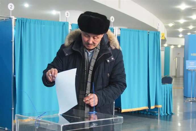 Un hombre deposita su voto en el referéndum constitucional de este domingo en Kazajistán.