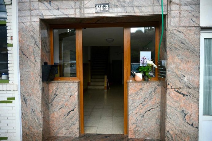 Portal donde vivían la víctima y su presunto asesino en Pedreña