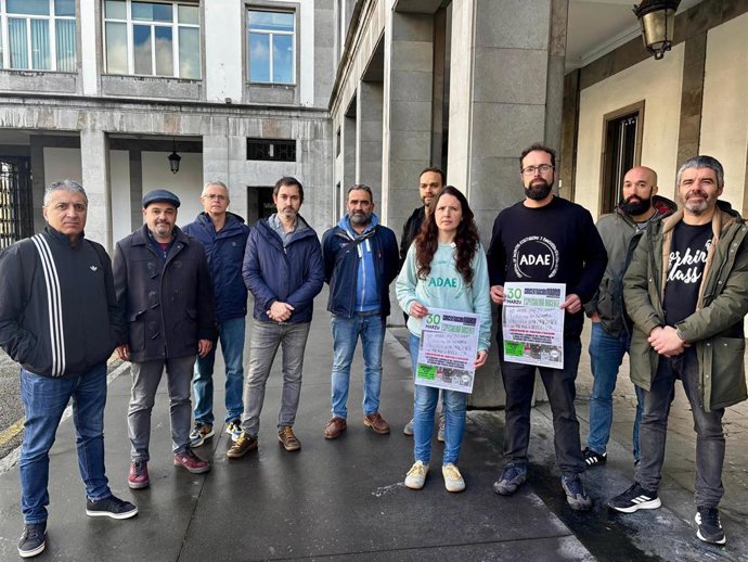 Representantes de la Asociación de Docentes d'Asturianu y Eonaviego (ADAE) y de las organizaciones sindicales CCOO, Suatea y UGT anuncian una movilización que tendrá lugar en Madrid.