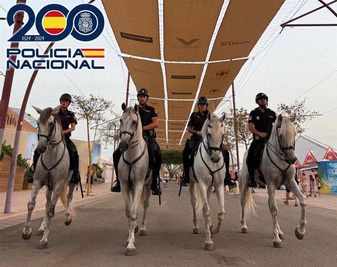 Archivo - Policía Nacional a caballo en la feria de Almería.