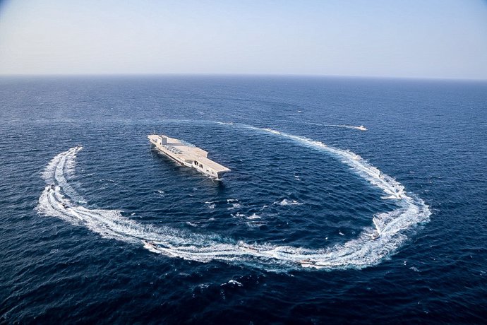 Archivo - HANDOUT - 28 July 2020, Iran, ---: Iranian attack boats surround a mock-up aircraft carrier during the "Great Prophet 14" war games, held by the Iranian Revolutionary Guard Corps at the Strait of Hormuz amid tensions between Tehran and Washingto