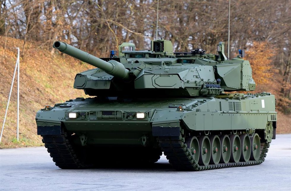 Archivo - FILED - 19 November 2025, Bavaria, Munich: A Leopard 2A8 can be seen during the roll-out on the tank test track of the armaments company KNDS. The Franco-German armaments group KNDS has received 350 orders from five countries for the latest ve