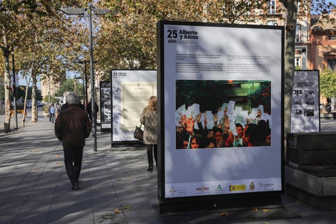 Archivo - Exposición de mupis '25 años in Memoriam' organizado por la Fundación Alberto Jiménez-Becerril en memoria del matrimonio asesinado por ETA. A 30 de enero de 2023, en Sevilla (Andalucía). 