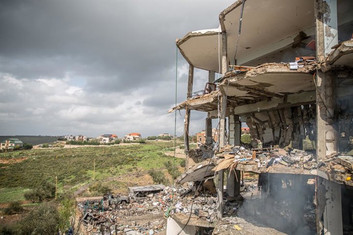 16 de março de 2026, Líbano: O que restou do centro médico em Bourj Qalaway, no sul do Líbano, onde 12 profissionais de saúde — incluindo médicos, paramédicos e enfermeiros — foram mortos em um ataque israelense. Pelo menos 850 pessoas no Líbano foram mor