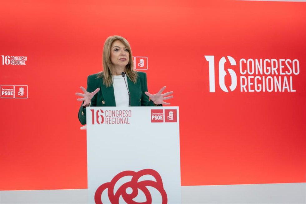 La portavoz del Grupo Socialista en la Asamblea de Extremadura, Piedad Álvarez, en rueda de prensa