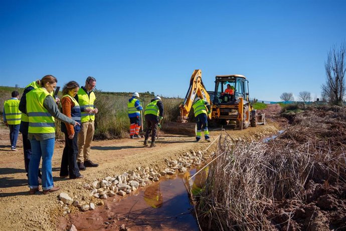 La consejera de Sostenibilidad y Medio Ambiente, Catalina García (2i), visita obras de emergencia en vías pecuarias de Santisteban del Puerto.