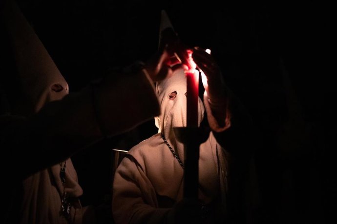 Archivo - Cofrades durante la procesión del Cristo Yacente, a 28 de marzo de 2024, en Zamora. Archivo