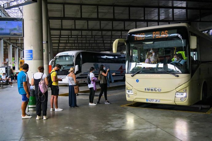 Archivo - Autobuses metropolitanos en imagen de archivo.