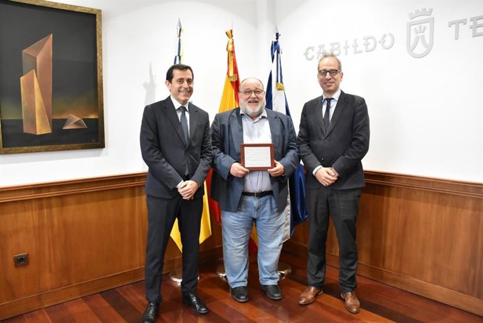 El director de Involcan, Nemesio Pérez (c), en un acto de reconocimiento del Comisionado de la Reconstrucción de La Palma