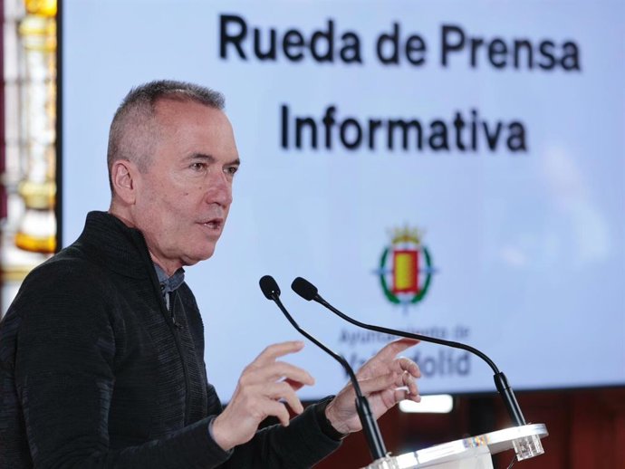 El concejal de Urbanismo y Vivienda, José Ignacio Zarandona, explica el proyecto de la plaza de Las Brígidas.