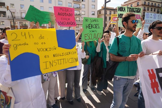 Manifestación convocada por el Sindicato Médico Andaluz con motivo de la tercera jornada consecutiva de huelga contra el estatuto marco aprobado por el Ministerio de Sanidad. A 18 de febrero de 2026, en Málaga (Andalucía, España).  