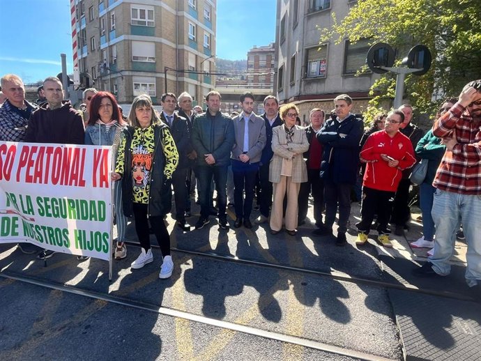 Diputados regionales y representantes del PP en un acto de reivindicación del paso a nivel de El Entrego.