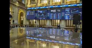 El Ibex 35 se mantiene estable a media sesión, en los 17.000 puntos, atento a la Fed y BCE esta semana