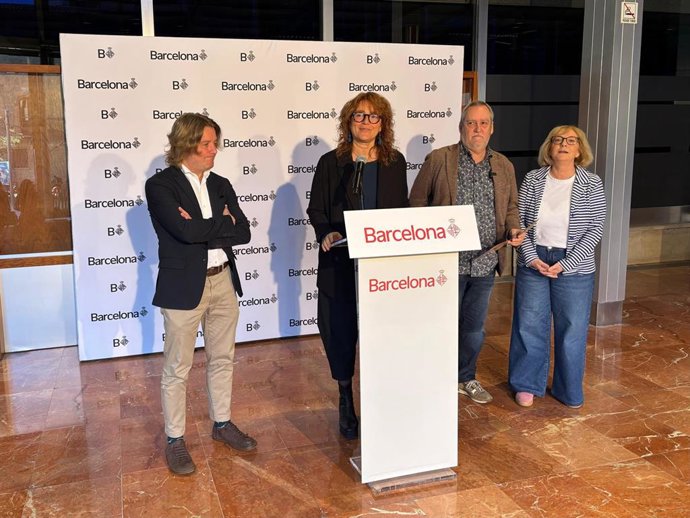 (I-D) Escudé, Bonet, Coronas y la portavoz del Consell de Districte de Sant Martí