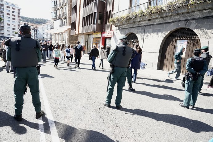 Guardia Civil en Castro Urdiales durante una protesta contra el centro de acogida