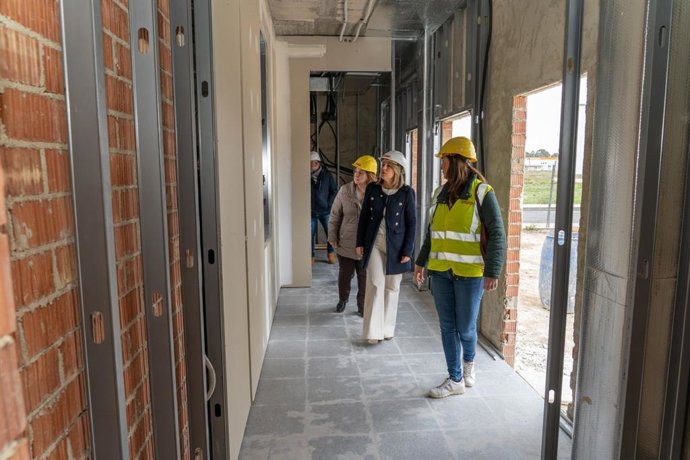 La alcaldesa, Noelia Arroyo, visita las obras del nuevo cuartel de Policía Local en Los Dolores