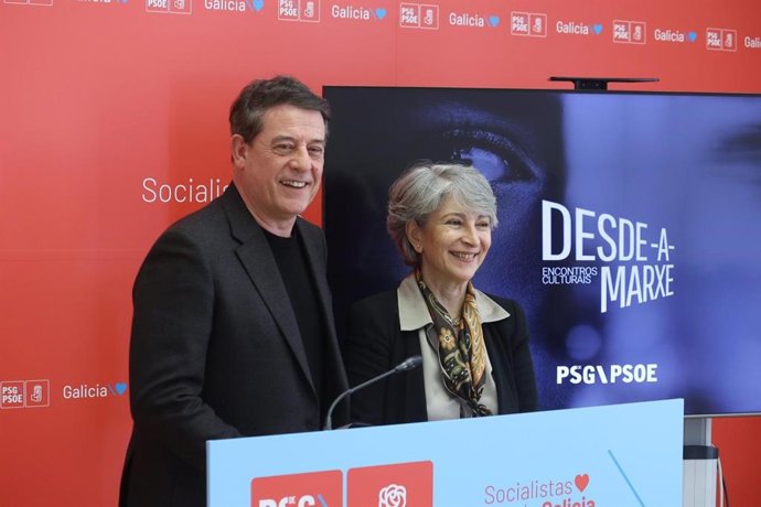 El secretario xeral del PSdeG, José Ramón Gómez Besteiro, junto a la diputada socialista Silvia Longueira en rueda de prensa