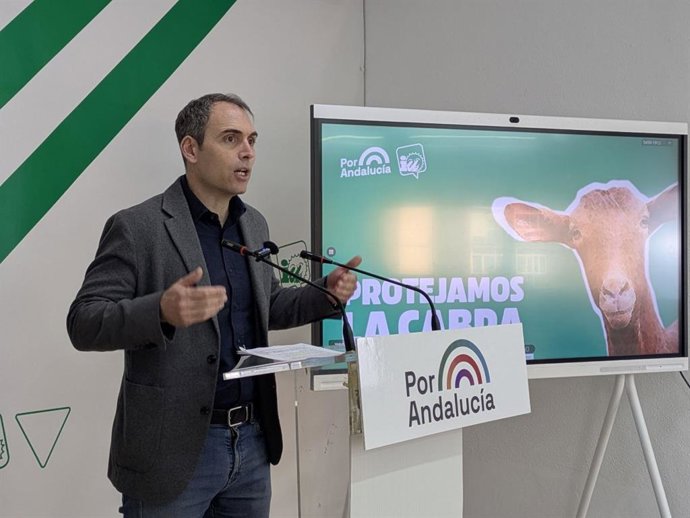 El coordinador de IU Andalucía y diputado de Sumar en el Congreso, Toni Valero, este lunes en rueda de prensa en la sede provincial.