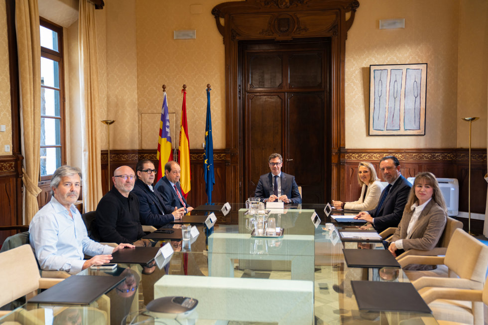 Reunión entre la Conselleria de Economía, Hacienda e Imnovación y representantes sindicales sobre la subida de precios en relación con la guerra de Irán