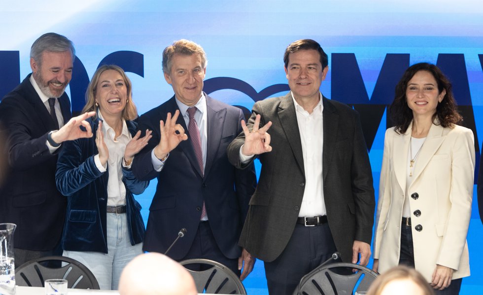El presidente de la Junta de Castilla y León, Alfonso Fernández Mañueco (c), el presidente del Partido Popular, Alberto Núñez Feijoó (3i), y la presidenta de la Comunidad de Madrid, Isabel Díaz Ayuso (d), junto a otras figuras del Partido Popular 