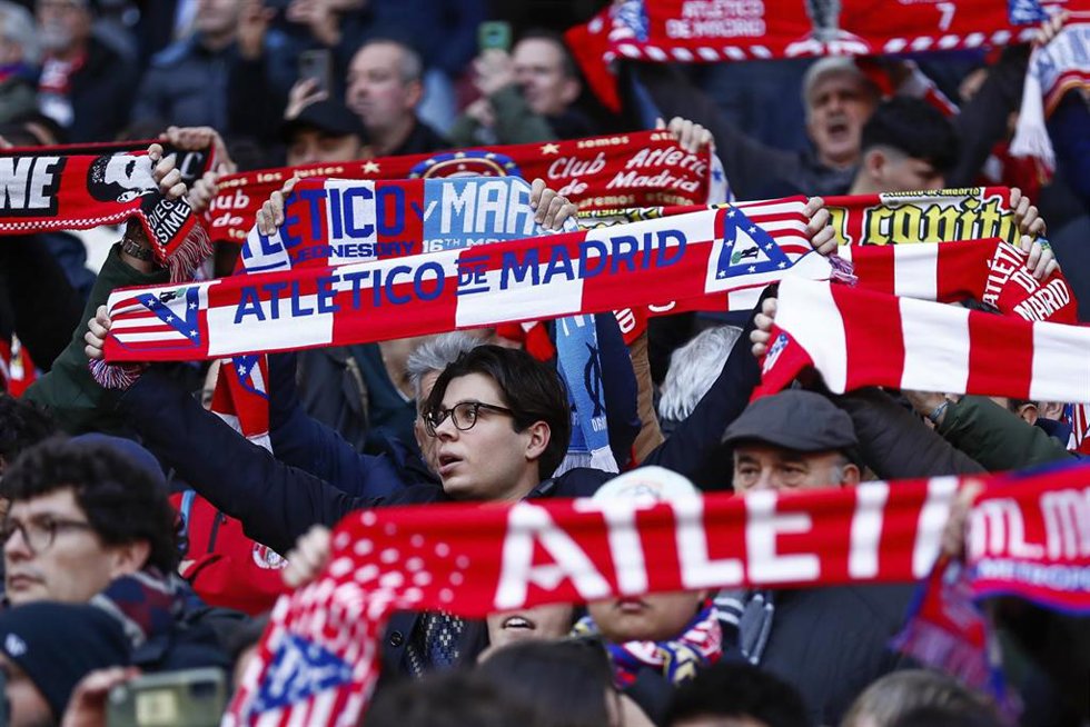 Archivo - Aficionados del Atlético de Madrid durante un partido